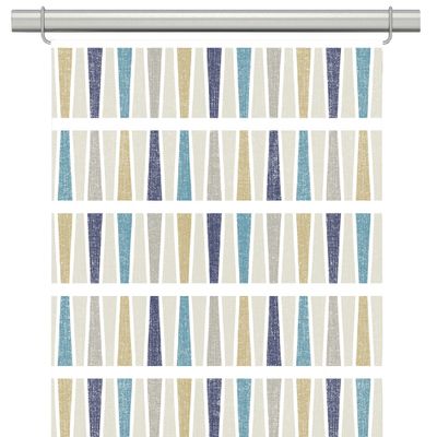 Raster blå panelgardin med grafiskt retro-inspirerat mönster i blått, turkost, beige och grått på ljus botten.