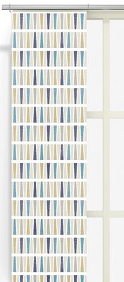 Raster blå panelgardin upphängd framför ett fönster med grafiskt mönster i dämpade blå, turkosa, beige och grå toner.