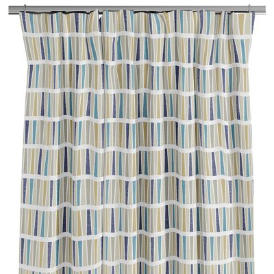 Raster blå gardin med grafiskt rutmönster i blått, turkost, beige och grått på ljus botten.