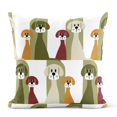 Busters gäng grön kuddfodral med retroinspirerat hundmönster i grönt, senapsgult, vinrött, beige och vitt, formgivet av Björk Forth.