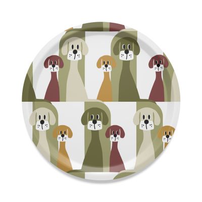 Busters gäng grön rund bricka Ø31 cm med grafiskt hundmönster i olivgrönt, beige, ockragult och vinrött, formgiven av Björk Forth.
