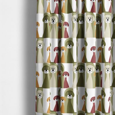 Busters gäng grön från Arvidssons Textil upphängt som gardin med hundmönster i gröna, beige och varma accentfärger.
