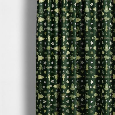 Granåsen mörkgrön från Arvidssons Textil upphängt som gardin med granar, hjärtan och stjärnor på mörkgrön botten.