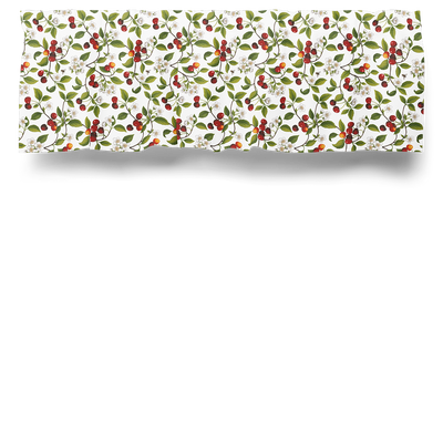 Körsbärsdalen naturvit gardinkappa på metervara med röda körsbär, gröna blad och vita blommor på naturvit botten.