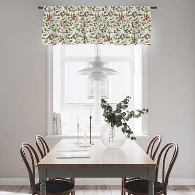 Körsbärsdalen naturvit gardinkappa med körsbär, gröna blad och vita blommor upphängd i ett ljust köksfönster ovanför matbord.