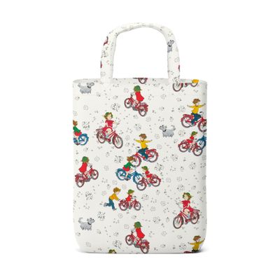 Naturvit tygkasse med mönstret Lotta cyklar från Astrid Lindgrens böcker om Lotta, illustrerat av Ilon Wikland.