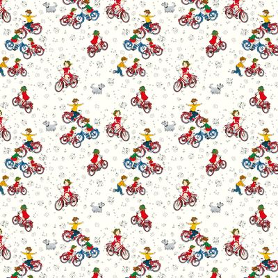 Närbild av Lotta cyklar beige gardintyg med Ilon Wiklands illustration av Astrid Lindgrens Lotta på Bråkmakargatan när hon cyklar.