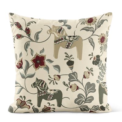 Kuddfodral med folkligt mönster av dalahästar, blommor och blad i gröna, röda och beige toner på linnefärgad bakgrund.