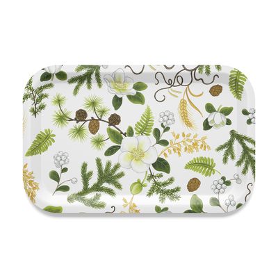 Rektangulär bricka med motiv av barrkvistar, vita blommor, kottar och gröna blad på ljus bakgrund.
