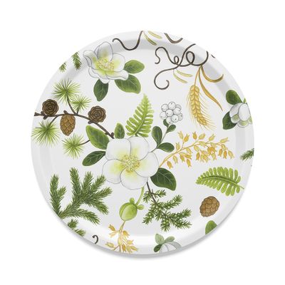 Rund bricka med botaniskt motiv av barrkvistar, kottar, vita blommor och gröna blad på ljus bakgrund.