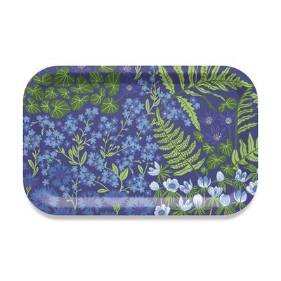 Rektangulär blå bricka 27x20 cm med botaniskt motiv av blå blommor, ormbunkar och gröna blad på mörkblå bakgrund.