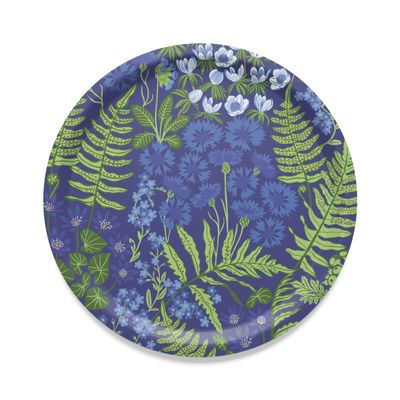 Rund blå bricka 31 cm med botaniskt motiv av blå blommor, gröna blad och ormbunkar på mörkblå bakgrund.