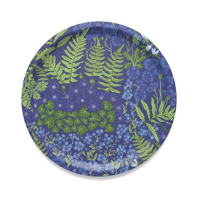 Stor rund blå bricka 38 cm med botaniskt motiv av blå blommor, ormbunkar och gröna blad på mörkblå bakgrund.