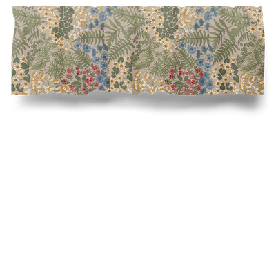 Blå blom beige gardinkappa metervara med botaniskt mönster av gröna blad, ormbunkar och blommor i blått, rosa, vitt och ockragult på beige botten.