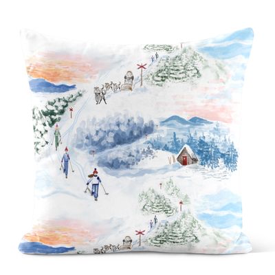 Gnistrande naturvit kuddfodral 47x47cm med skidåkare, snöklädda granar, fjäll, stuga och släde med renar i mjuka vinterfärger.
