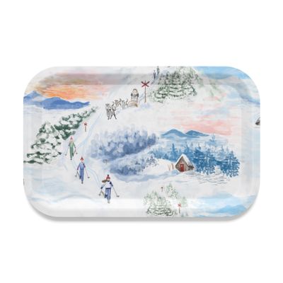 Gnistrande naturvit bricka 33x21cm i björkfanér med skidåkare, hundspann, snöklädda granar och fjällstuga i ett vintrigt landskap.