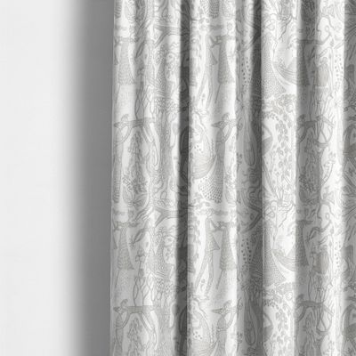 Poème d’amour silver tyg av Stig Lindberg upphängt som gardin med detaljrikt metallic-tryck i silver på vit botten.