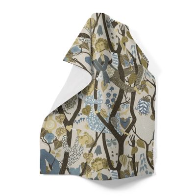 Melodi brun kökshandduk i 100 % lin med Stig Lindbergs detaljrika mönster i bruna, beige och blå toner.