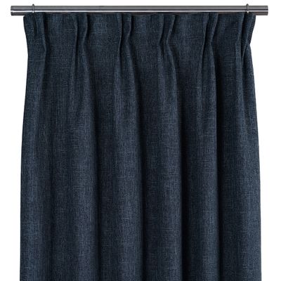 Djupblå 100% mörkläggningsgardin med fyllig vävd struktur upphängd på gardinstång.