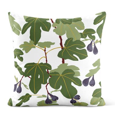 Kuddfodral med motiv av fikonblad i gröna nyanser och mörka fikonfrukter på ljus botten