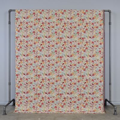 Romantic offwhite möbeltyg med små blommor | nordisktextil.se