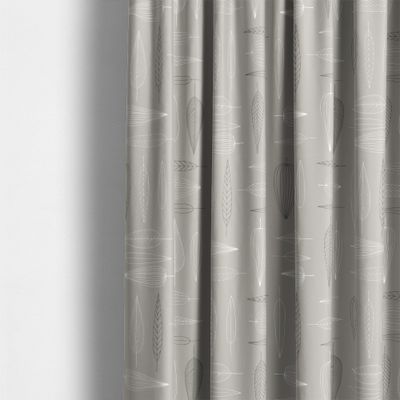 Närbild på tygets struktur och mönsterdetaljer, med eleganta bladlinjer i neutrala toner.