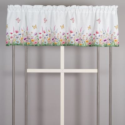 Blommig kanalkappa Selma upphängd i fönster som ger en ljus och somrig känsla