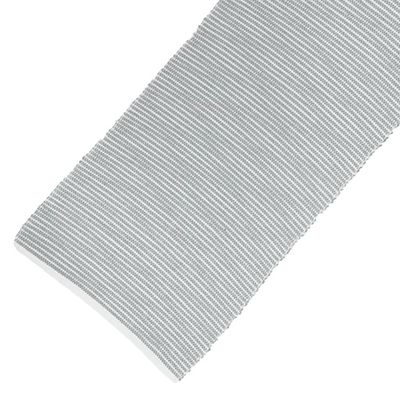 Grå randig bordslöpare Fanny i storlek 35x120 cm på vitt underlag