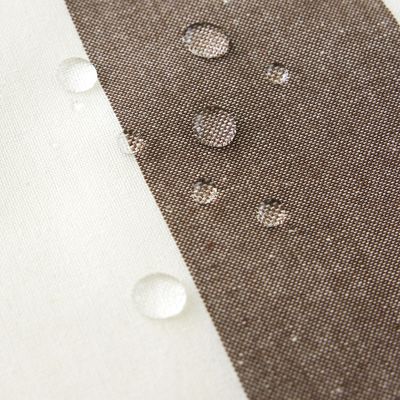 Närbild av Striato brun randig vaxduk med vattendroppar på den vattenavvisande ytan.