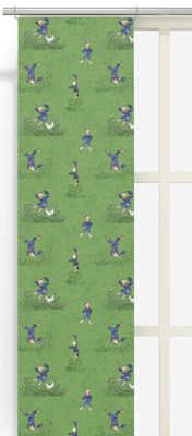 Upphängda panelgardiner med Emils glädjeskutt i grönt som skapar ett lekfullt och livfullt uttryck i rummet.