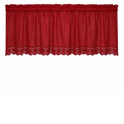 Röd gardinkappa med rynkband och dekorativ virkad nederkant