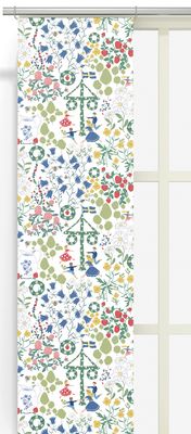 Midsommardans vit panelgardiner upphängda i fönster med blommor, gröna träd och midsommarfirande i mönstret.