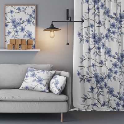 Blå blommiga gardiner med vit botten. Snirkligt mönster på mitten av gardinerna.