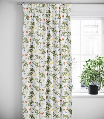 Björkäng gardiner multibandslängder med en äng av blommor- nordisktextil.se