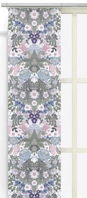 extilmönster med symmetriskt arrangemang av blomblad och fjärilar i lugna färgtoner.