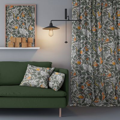 Elegant interiör med Vindla grön gardiner, prydda med blad och jordgubbar, matchande kuddar på en grön soffa, och en modern lampa som kompletterar den naturliga designen.