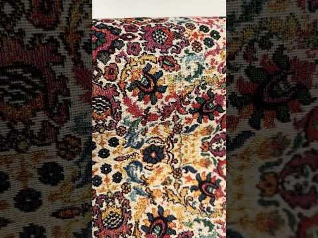 Beige gobelängtyg med livfulla blommor i olika färger, idealiskt för att förvandla möbler och inredningsdetaljer.