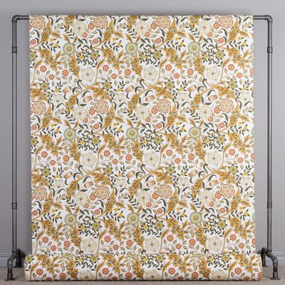 Tyg uppspänt i helbredd med klassiskt blommönster i ockra