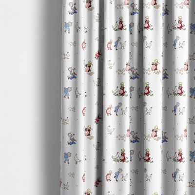 Gardin i Emil & Ida i Hönsgården vit tyg med Emil i Lönneberga-motiv i barnrumsmiljö