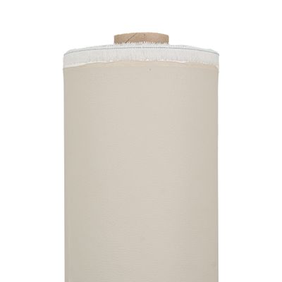 Närbild på en rulle plain beige fuskskinn, 100% polyester, med en slät och hållbar yta.