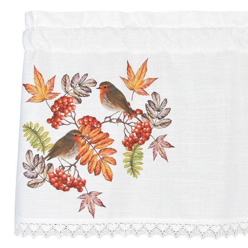 Vit gardinkappa med tryckt mönster med fåglar, kvistar och rönnbär.