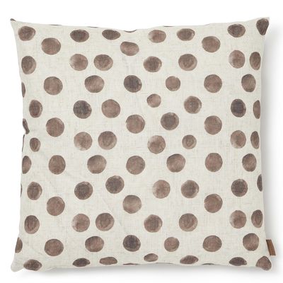 Prickigt kuddfodral i brunt och natur med oregelbundna bruna prickar, 50x50 cm.