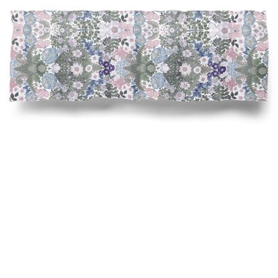 Närbild av gardintyg med Fjärilsblom-mönster i turkos, rosa och gröna toner