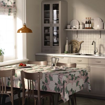 Hortensia rosa bordsduk dukad på matbord i ljust kök med blomstermönster