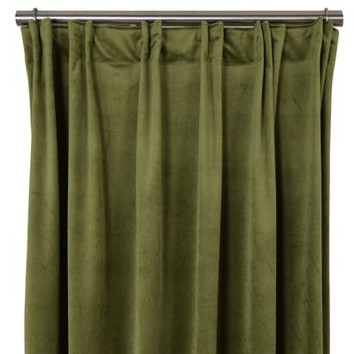Ett par exklusiva gardiner i grön lyxsammet.