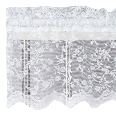 Vit spetsgardin med blommigt mönster och vågig nederkant i klassisk design