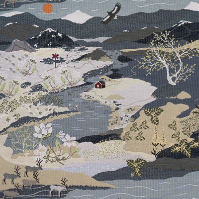 Närbild av Fjällvandring gobelängtyg i blå toner med fjällandskap, renar och sol.