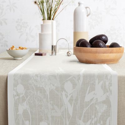 Diskret och stilfull bordslöpare 'Airy'  i naturlig beige med subtil flora, 55% ekologisk bomull och 45% ekologiskt lin, svensk GOTS-standard.