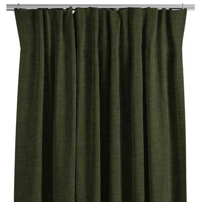 Gröna färdigsydda gardiner från Milo serien hängande slätt på en gardinstång, ouppfållade med overlocksöm nedtill.