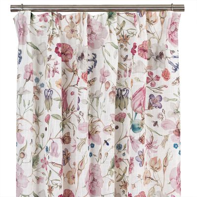 Alma offwhite gardin upphängd på stång med multiband, visar akvarellinspirerat blommönster i rosa och grönt